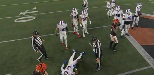Demar Hamlin, do Bufallo Bills, caiu desacordado em partida contra o Bengals Imagem: Reprodução
