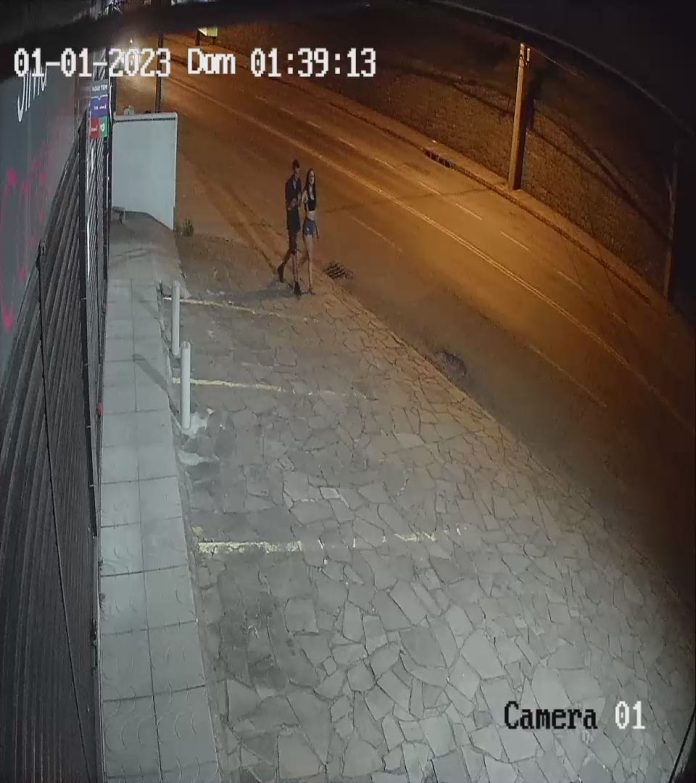 Imagem de câmera mostra suspeito levando a vítima para casa. Foto: Divulgação/PC